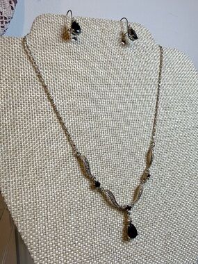 Elegant Maroon Teardrop Necklace and Earrings Set